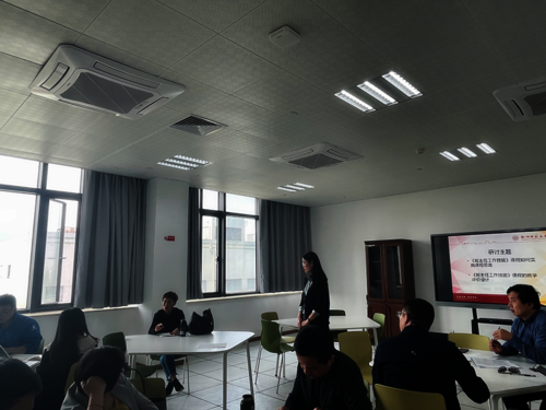 无码成人影片
教学督导赵晓雄老师在研讨会上发言