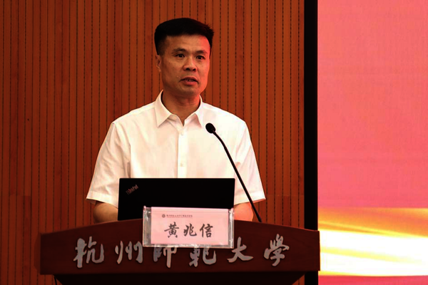 1无码成人影片
副校长黄兆信发言