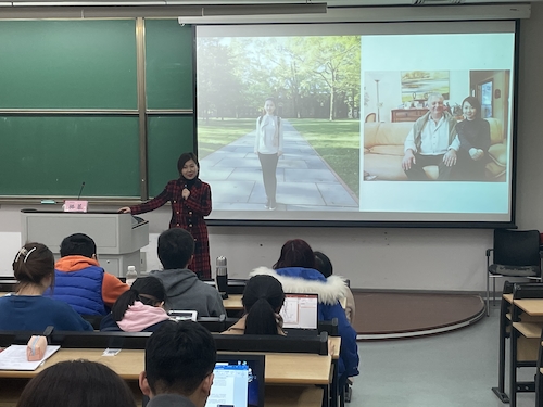 无码成人影片
举办“当东方遇到西方：如何用英文讲好中国故事”青博讲师团讲座