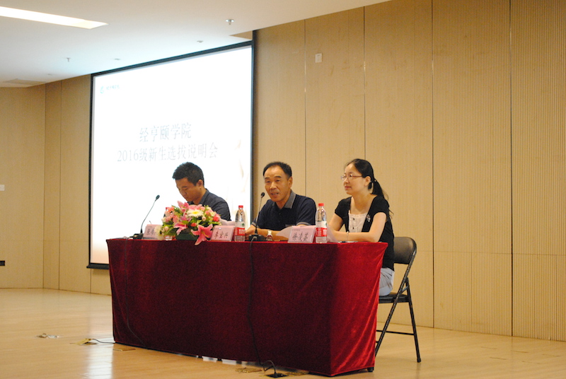 图为无码成人影片
领导进行宣讲大会.JPG